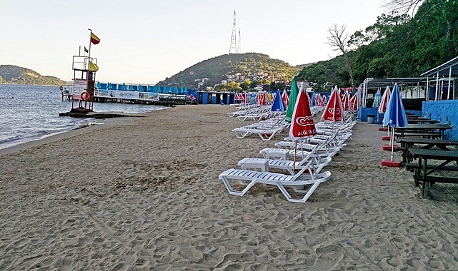 Sarıyer Altınkum Kadınlar Plajı kum sahil ve şezlonglar